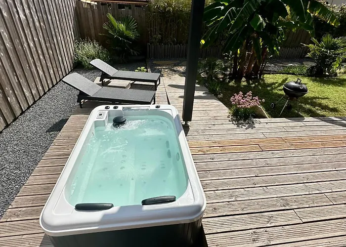 Meuble De Tourisme 4 Etoiles Avec Jacuzzi & Sauna بيت للعطل *